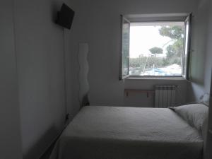 Postel nebo postele na pokoji v ubytování A La vue chambre BAGNO CONDIVISO SHARED BOTH2piano no lift no navetta a pagamento aria condizionata ed extra bed 3 MINUTI A PIEDI DA BUS PER FIERA DI ROMA