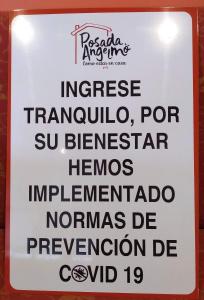 un cartel en la pared de un restaurante en Hostal Posada Angelmo, en Puerto Montt