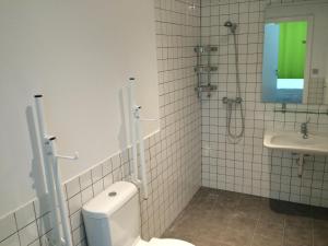 La salle de bains est pourvue de toilettes et d'un lavabo. dans l'établissement Chameleon Youth Hostel Alicante, à Alicante