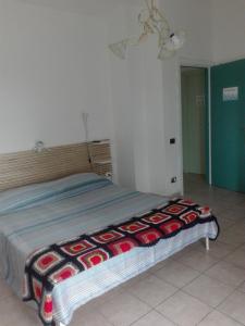 Postel nebo postele na pokoji v ubytování A La vue chambre BAGNO CONDIVISO SHARED BOTH2piano no lift no navetta a pagamento aria condizionata ed extra bed 3 MINUTI A PIEDI DA BUS PER FIERA DI ROMA