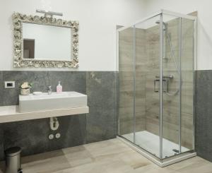 ein Bad mit einer Dusche und einem Waschbecken in der Unterkunft Residenza Conca Verde B&B la Suite in Rogolo