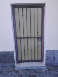 Fotografie z fotogalerie ubytování A La vue chambre BAGNO CONDIVISO SHARED BOTH2piano no lift no navetta a pagamento aria condizionata ed extra bed 3 MINUTI A PIEDI DA BUS PER FIERA DI ROMA v destinaci Fiumicino
