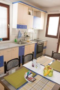 Kuchyň nebo kuchyňský kout v ubytování Apartment Elmari