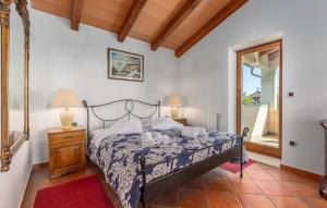 een slaapkamer met een bed en een raam bij Villa Albina Skitaca in Koromačno +32 foto's