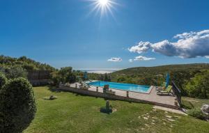 een afbeelding van een zwembad in een tuin bij Villa Albina Skitaca in Koromačno