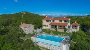 een luchtfoto van een huis met een zwembad bij Villa Albina Skitaca in Koromačno