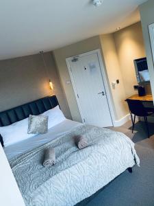 - une chambre avec un lit et 2 oreillers dans l'établissement The Station Restaurant & Bar, à Doncaster