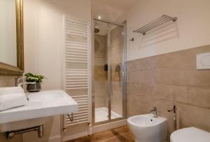 uma casa de banho com um chuveiro, um lavatório e um WC. em Il giardino di Pantaneto Residenza D'Epoca em Siena