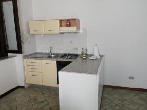 eine Küche mit einer Spüle und einer Arbeitsplatte in der Unterkunft Sulle orme di Francesco appartamento verde in Bastia Umbra