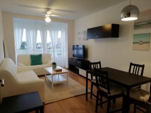 Televízia a/alebo spoločenská miestnosť v ubytovaní apartamento melide