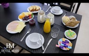 una mesa negra con platos de comida. en Hotel MABI en Valença