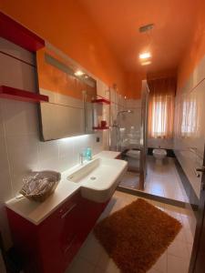 uma casa de banho com um lavatório, um chuveiro e um WC. em Casa Vacanze Sciascia em Monforte San Giorgio Marina