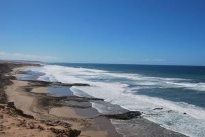 una vista aerea sulla costa di una spiaggia di Riad Daribis vue sur la mer Agadir a Rbat