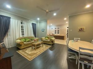 uma sala de estar com uma mesa e uma sala de jantar em Shafickza Guesthouse em Kuala Terengganu