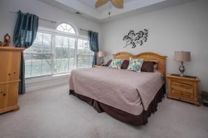 sypialnia z łóżkiem i dużym oknem w obiekcie Barefoot Resort Golf & Yacht Club Villas w mieście Myrtle Beach