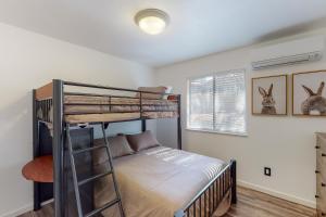 Poschodová posteľ alebo postele v izbe v ubytovaní Holiday Chalet
