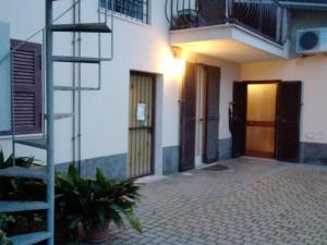 Exteriér nebo vchod ubytování A La vue chambre BAGNO CONDIVISO SHARED BOTH2piano no lift no navetta a pagamento aria condizionata ed extra bed 3 MINUTI A PIEDI DA BUS PER FIERA DI ROMA