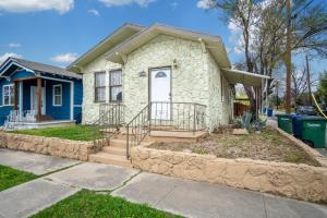 mały dom z niebieskim domem w obiekcie Virginia #A Cozy 2BA/1BA near Downtown Sleeps 8 w mieście San Antonio
