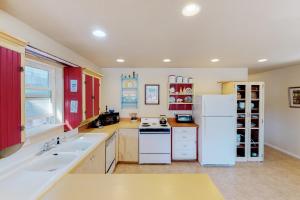 Η κουζίνα ή μικρή κουζίνα στο Beach Cabin Getaway +20 φωτογραφίες