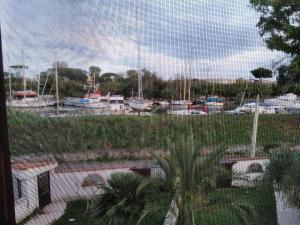 Fotografie z fotogalerie ubytování A La vue chambre BAGNO CONDIVISO SHARED BOTH2piano no lift no navetta a pagamento aria condizionata ed extra bed 3 MINUTI A PIEDI DA BUS PER FIERA DI ROMA v destinaci Fiumicino
