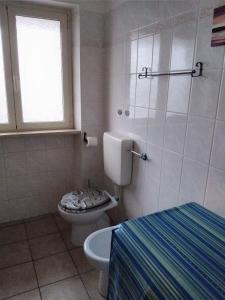 Koupelna v ubytování A La vue chambre BAGNO CONDIVISO SHARED BOTH2piano no lift no navetta a pagamento aria condizionata ed extra bed 3 MINUTI A PIEDI DA BUS PER FIERA DI ROMA