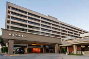 un bâtiment avec un panneau indiquant l'hôtel Beeman dans l'établissement The Beeman Hotel, à Dallas