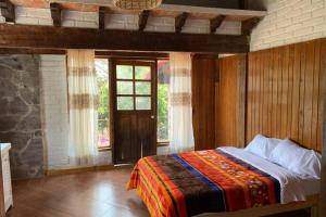 A bed or beds in a room at Casa Atardecer Valle de Bravo