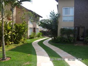 a walkway in a yard next to a building at Linda Casa em Juquehy in Juquei