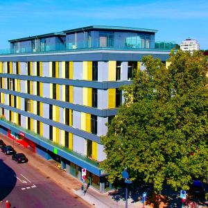 een uitzicht op een gebouw met gele en blauwe ramen bij Das Loft Apartments in Aken