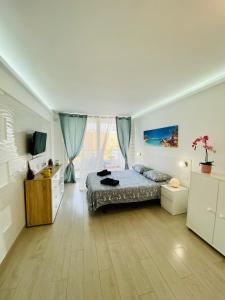 una camera con un letto e una televisione di BEACH LAS AMERICAS SUITE a Playa Fañabe