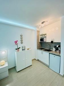 Dapur atau dapur kecil di BEACH LAS AMERICAS SUITE