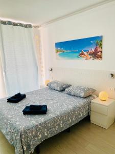 una camera da letto con un letto con cuscini blu di BEACH LAS AMERICAS SUITE a Playa Fañabe