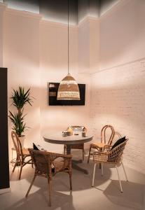 ein Esszimmer mit einem Tisch und Stühlen in der Unterkunft Folk by Anne Apartments & Rooms in Warschau