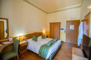 Postel nebo postele na pokoji v ubytování Hotel Villa Imperina
