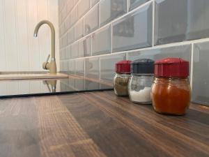 A kitchen or kitchenette at Kis Veréb Körösparti Házikó