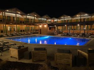 een groot zwembad voor een gebouw 's nachts bij Cotton Court Hotel, by Valencia Hotel Collection in Lubbock
