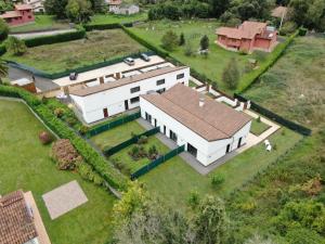 - une vue aérienne sur une grande maison blanche avec une cour dans l'établissement Casas adosadas julieta, à Ribadesella