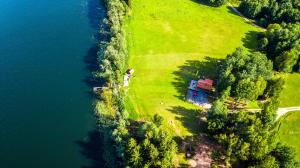 een luchtzicht van een huis op een veld naast het water bij Järveoru in Aidaku