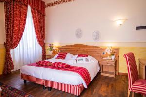 Postel nebo postele na pokoji v ubytování Hotel Villa Imperina