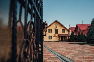 a house with a fence in front of a courtyard at Casa de Oaspeti la Bilbor in Bilbor