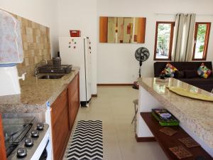 een keuken met een fornuis en een koelkast bij Lovely Pipa in Pipa