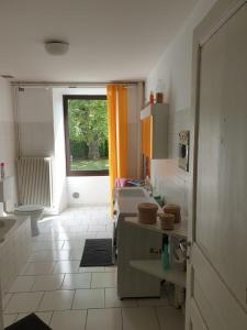 a bathroom with two sinks and a window at La bergerie, maison spacieuse avec grand jardin, vue sur les Pyrénées in Lourdes