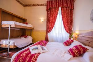 Postel nebo postele na pokoji v ubytování Hotel Villa Imperina