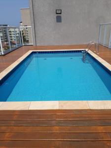 A piscina localizada em Lindo apartamento completo em Ubatuba ou nos arredores