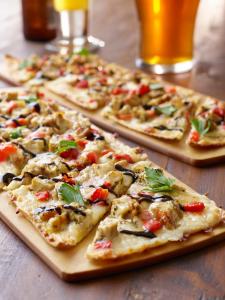 un groupe de pizzas assises au-dessus d'une table dans l'établissement Holiday Inn Indianapolis Airport, an IHG Hotel, à Indianapolis