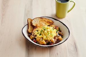 uma tigela de comida com torradas e uma chávena de café em Holiday Inn Indianapolis Airport, an IHG Hotel em Indianápolis