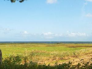 ロモ・キルケビーにある4 person holiday home in R mの海を背景にした畑