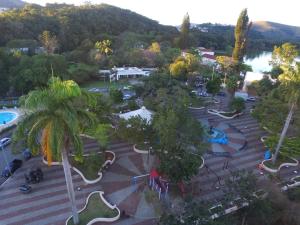 una vista aérea de un parque con piscina en Hotel Beira Parque, en São Lourenço