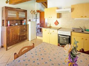 A kitchen or kitchenette at Cottage in Parole near Forest and Lake Még 32 kép