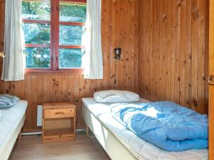 ArrildにあるThree-Bedroom Holiday home in Toftlund 25のベッドルーム1室(ベッド2台、窓付)